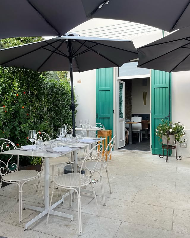 La terrazza esterna con ombrelloni